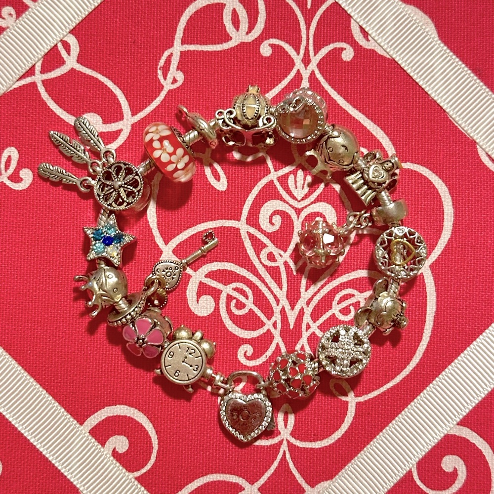 Beautiful Pondora bracelet with 18 charms